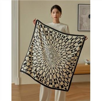 Square Pure Silk Scarf i 100 procent siden